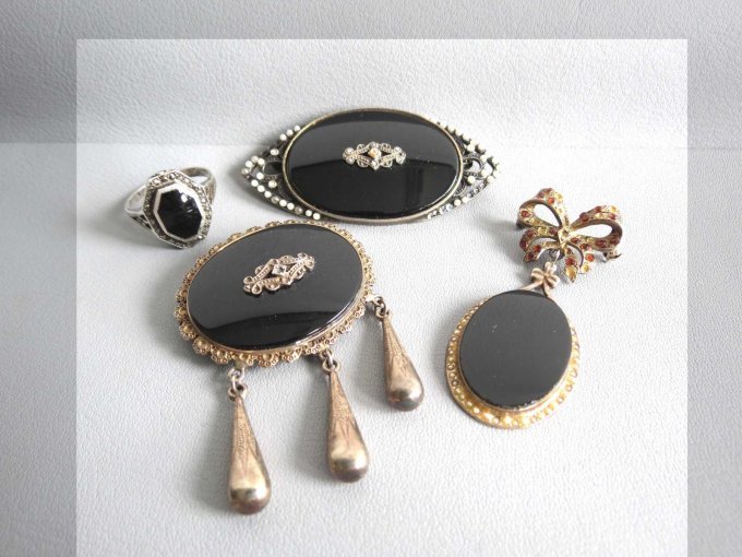Schmuck mit schwarzen Steinen