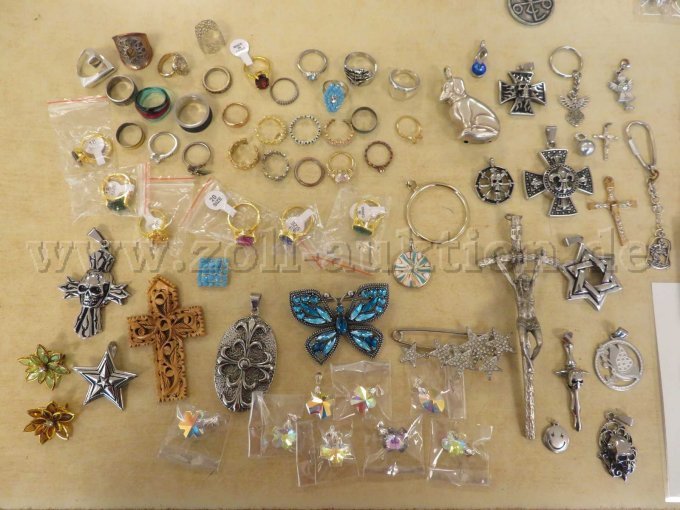 Ringe, Broschen, Anhänger