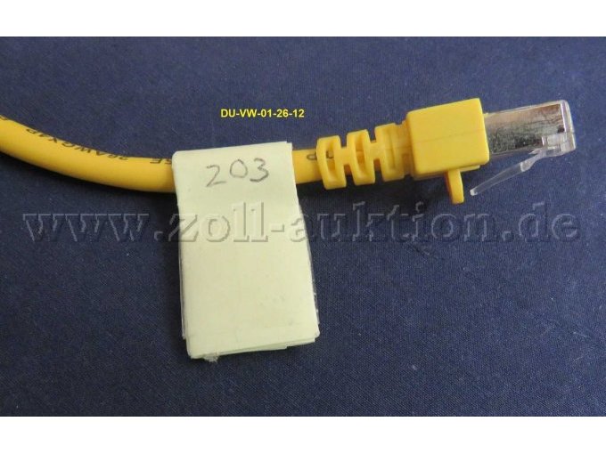 befestigte Zettel mit handschriftlichen Notizen (Musterbild)