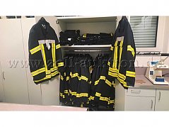 Kleidung im Kleiderschrank 1