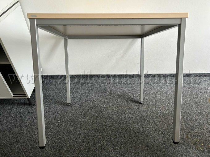 Beispielbild Besuchertisch der Fa. Assmann mit grauen Tischbeinen - Frontansicht