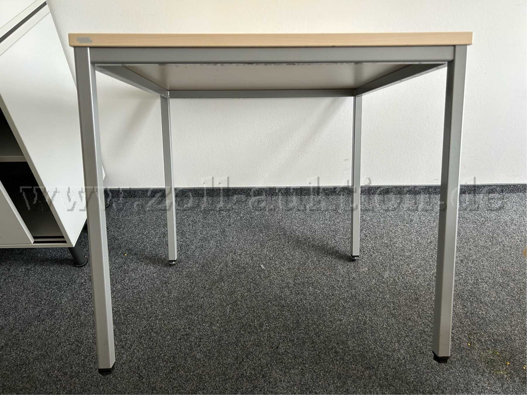 Beispielbild Besuchertisch der Fa. Assmann mit grauen Tischbeinen - Frontansicht