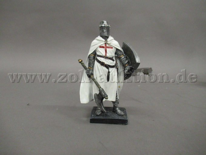 Templer mit Axt und Schild