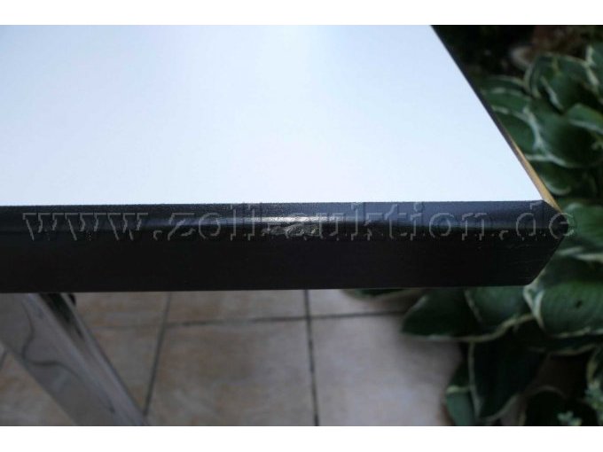 Detailaufnahme 1 seitlich mit Beschädigung