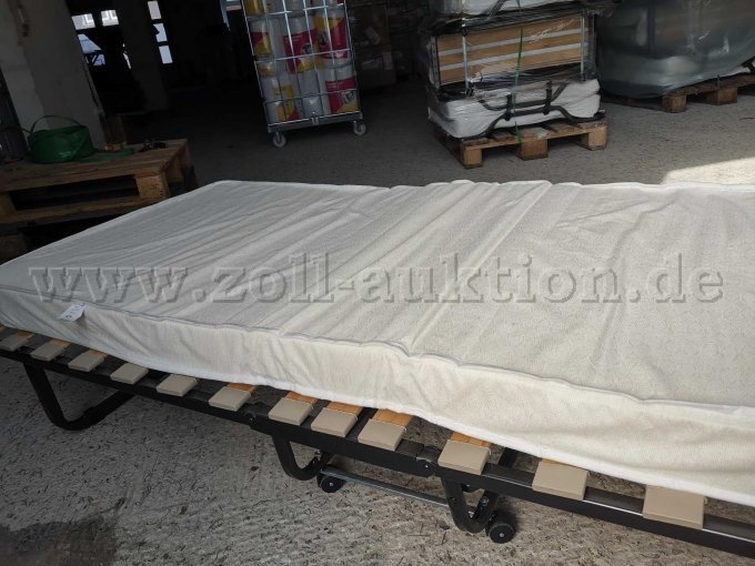 Klappbett inkl. Matratze (Bild eines bereits gebrauchten Bettes)