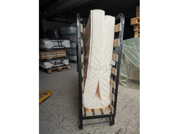 Seitenansicht zusammengeklapptes Bett (Bild eines gebrauchten Bettes)