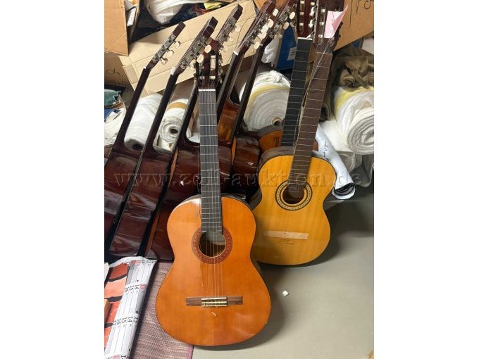 Konzertgitarren in unterschiedlichem Zustand