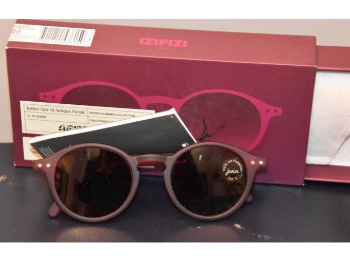 1 Sonnenbrille “Izipizi” in einer Schachtel  inkl. Aufbewahrungstasche