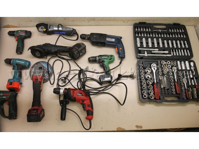9 Werkzeugmaschinen der Marken „Bosch“, „Würth“ uw. sowie 1  Steckschlüsselkasten