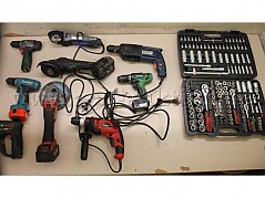 9 Werkzeugmaschinen der Marken „Bosch“, „Würth“ uw. sowie 1  Steckschlüsselkasten