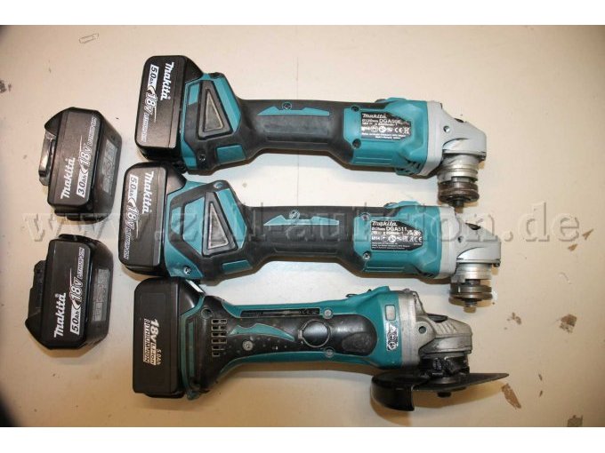 3 Akku-Flex "Makita" und 2 zusätzliche Akkus