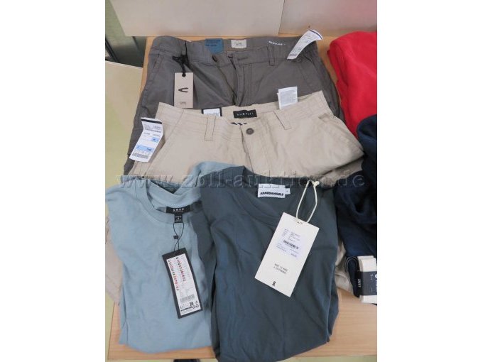 Detailansicht Hosen und T-Shirts