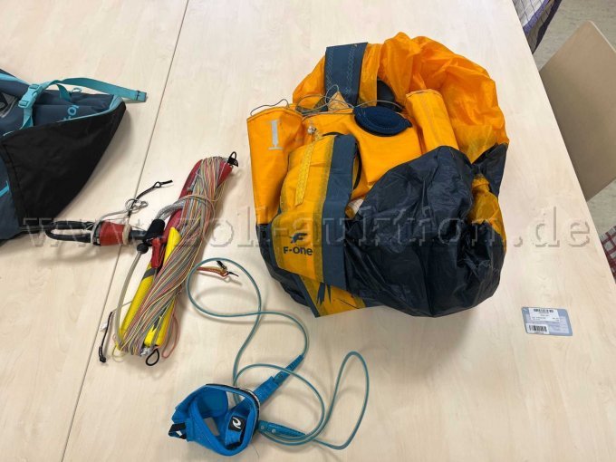 Kite-Segel von F-One "Bandit 2021", in Orange und Dunkelblau, mit diversem Zubehör