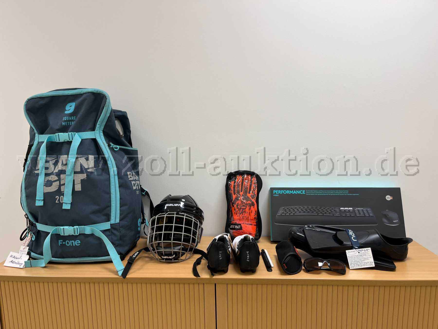 Übersicht Konvolut, Kite-Segelset, Schwimmflossen,  Sonnenbrille, Hockey-Helm, Tastatur und Maus, Fußballschuhe, Torwartschuhe, Eingabestifte