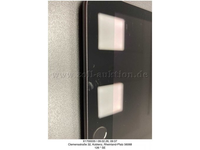 iPad unten links aus dem ersten Bild. Leichte Schramme im Display.