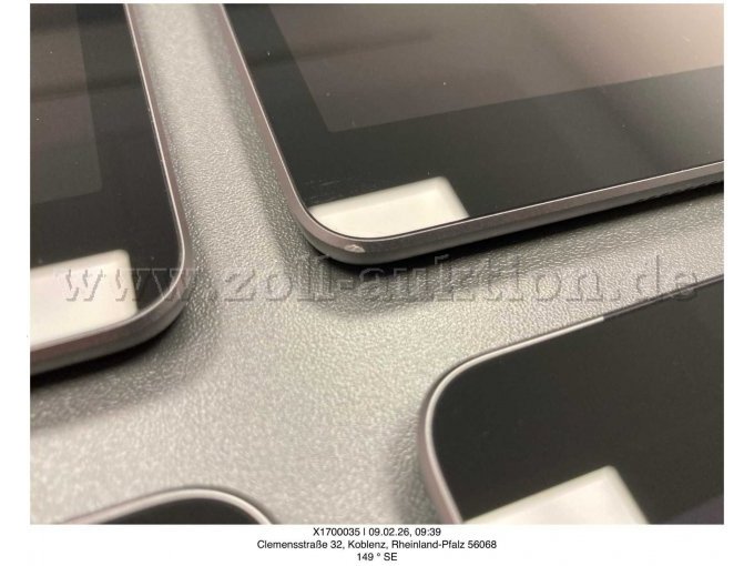 iPad oben mittig aus dem ersten Bild. Kleine Schramme im Rahmen.