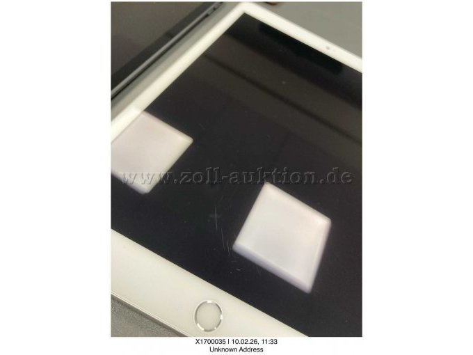 iPad in der Mitte rechts, weist einen kleinen Kratzer auf.