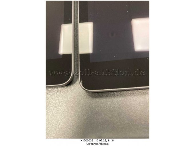 iPad in der Mitte, weist deutlich sichtbare Macken im Rahmen, sowie im Display auf.