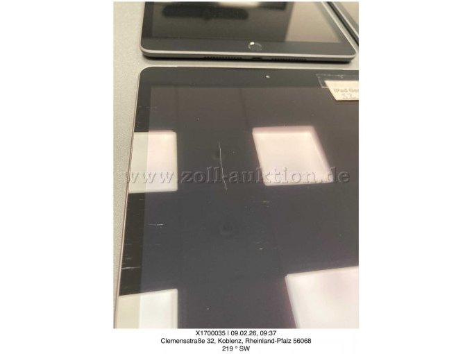 iPad unten links aus dem ersten Bild. Kratzer im Display.
